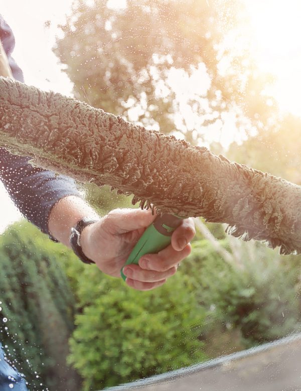 Glasbewassing Onze diensten bestaan onder andere uit het ramen wassen aan de binnen- en buitenkant inclusief kozijnen en vensterbanken.